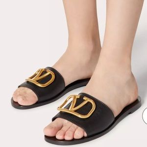 Valentino vlogo signiture slide sandal in grainy cowhide with accessory